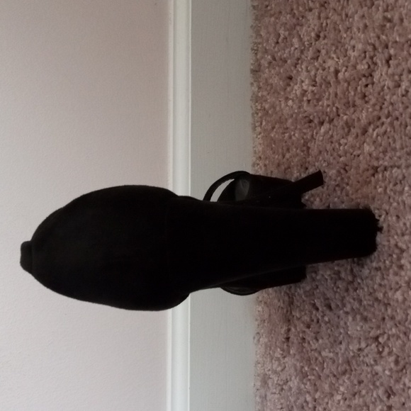 The So Me shoes are black and goes with anything and the size is a 6. - Picture 3 of 6